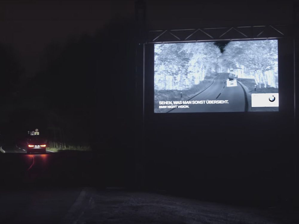 Mit großen LED Videoboards und eigener Technologie warb BMW an Österreichs Landstraßen (Screenshot: invidis)