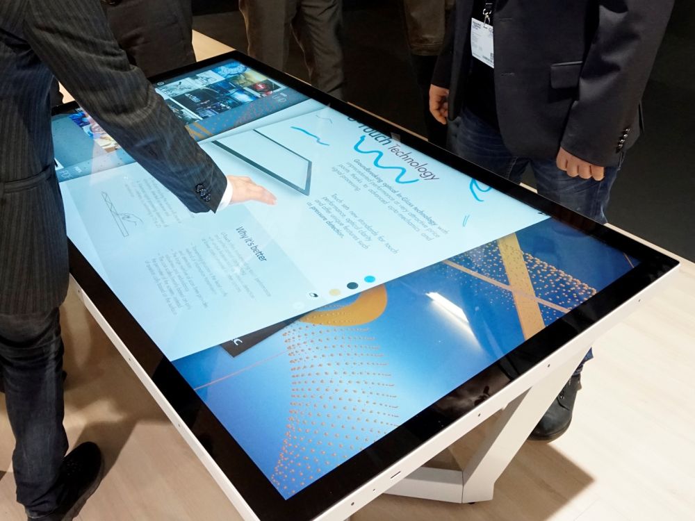 NEC setzt bei den neuen UHD Touch-Tischen auf InGlass Technologie (Foto: NEC)