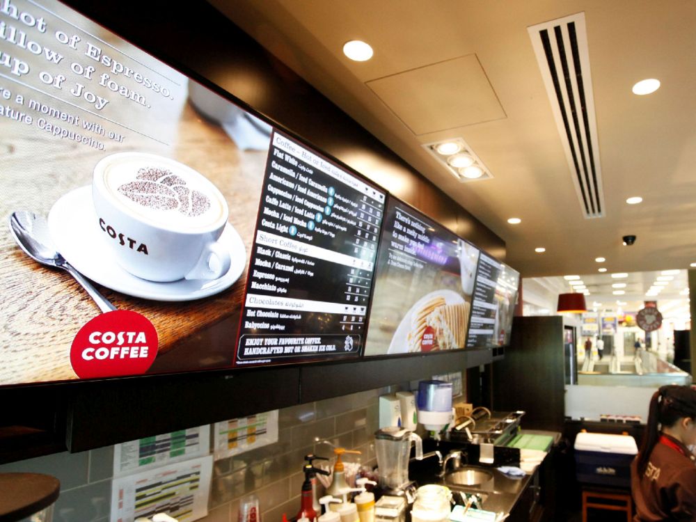 Costa Coffee Filiale mit neuen Digital Menu Boards (Foto: Mood Media)