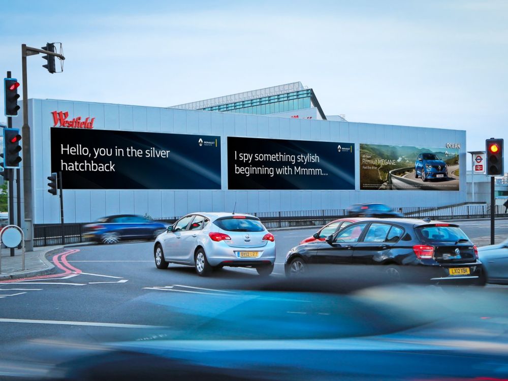 DSS-2016-Ocean_Outdoor-Holland-Park-Roundabout-campaign-Renault-invidis