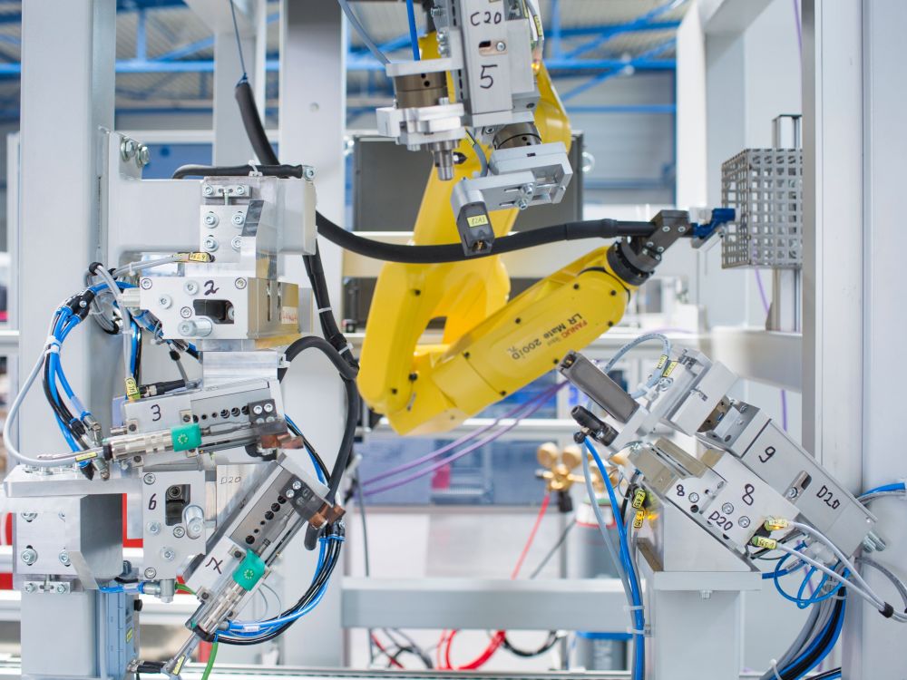 Digitalisierung in der Industrie - Maschine mit Roboter beim deutschen Maschinenbauer Schnaithmann (Foto: KfW-Bildarchiv / Espen Eichhöfer, OSTKREUZ)