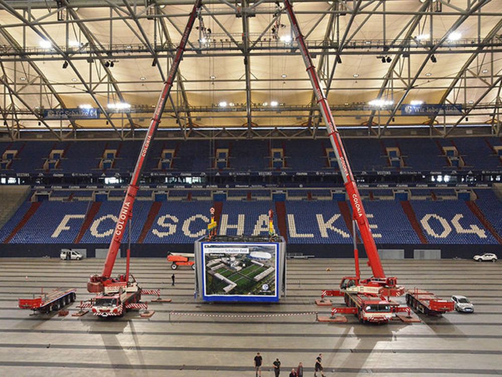 Europas größter Videowürfel bei der Montage in Gelsenkirchen (Foto: Hisense)