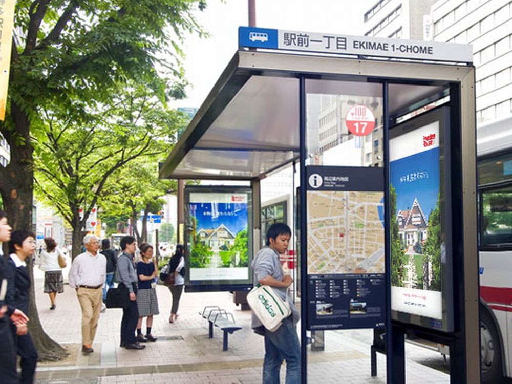 Wartehäuschen in einer japanischen Stadt - MCDecaux rüstet nun Tokio aus (Foto: MCDecaux)