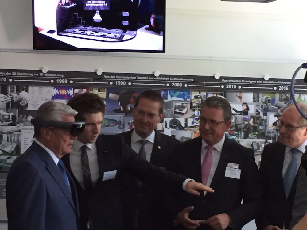 Bundespräsident Gauck erlebt mittels AR Brille die Digitalisierung der Entwicklungsarbeit (Foto: Fraunhofer IEM)
