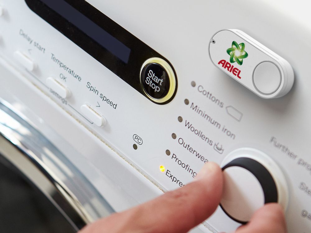 Dash Button von Ariel an einer Waschmaschine (Foto: Amazon)