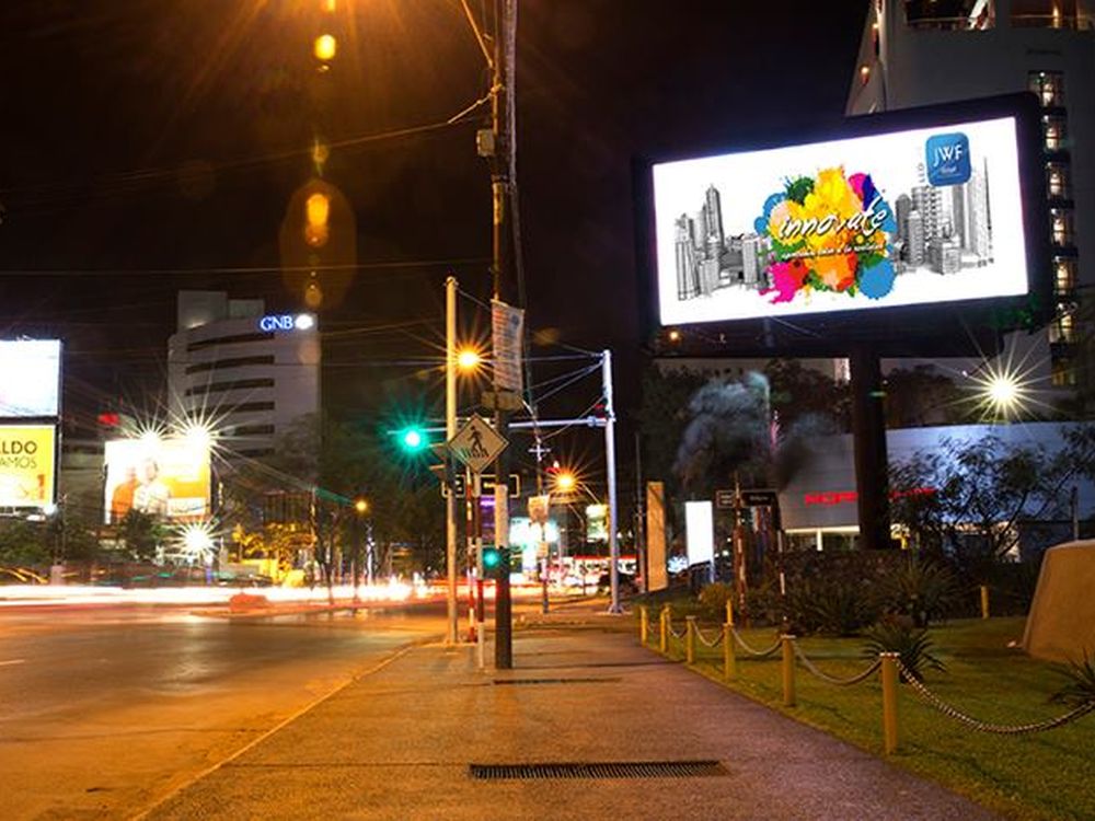 Digital Outdoor Billboard von JWF Group in Asunción (Foto: JWF Group)