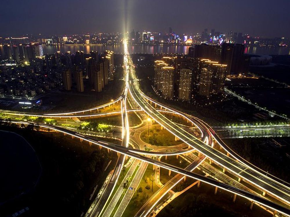 Straße vom Hangzhou Xiaoshan International Airport und Skyline der gastgebenden Stadt des G20 Gipfels (Foto: Xinhua)
