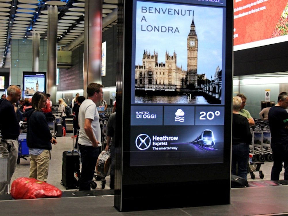 Ankommende Passagiere in Heathrow erhalten Infos auf den Smart Screens nun in sechs Sprachen (Foto: JCDecaux)