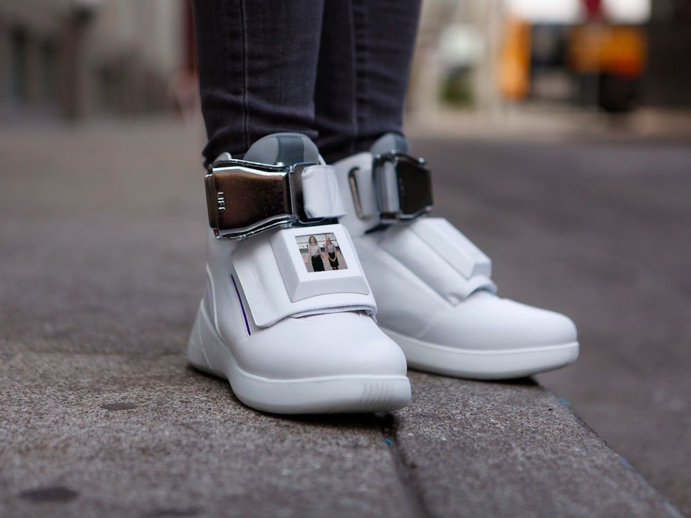 Dieses Paar Nikes dürfte das weltweit erste Paar Schuhe mit integriertem Screen sein (Foto: Virgin America)