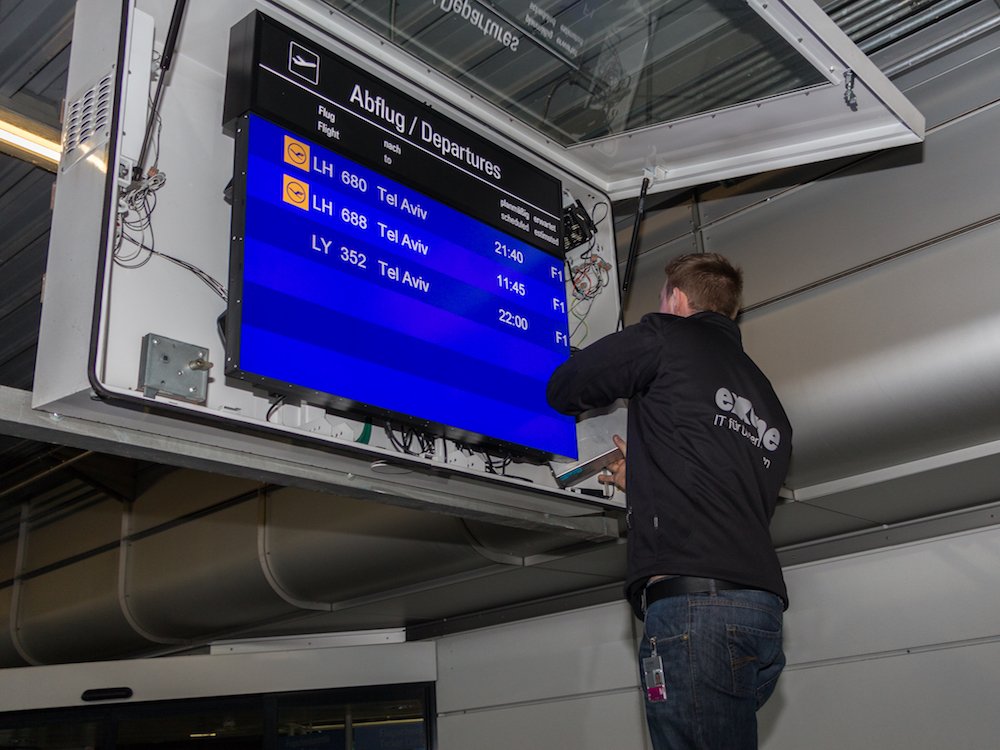 FIDS Screen erhält neuen PC - Montage am Airport München (Foto: exone)