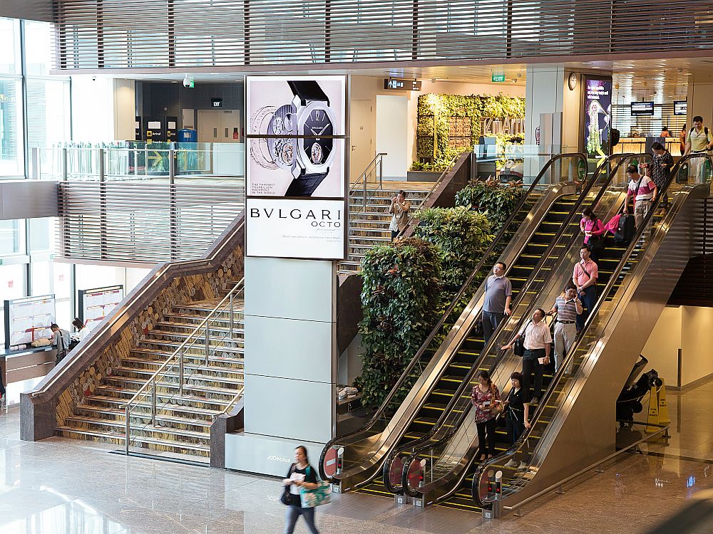 Digitale Werbung für Artikel aus dem Luxussegment am Airport in Singapur - Symbolbild (Foto: JCDecaux)