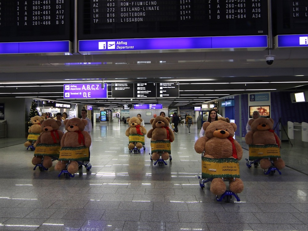 Nichts für Teddybären-Phobiker – Invasion der Lufthansa Cargo-Bären am Airport Frankfurt (Foto: Media Frankfurt)