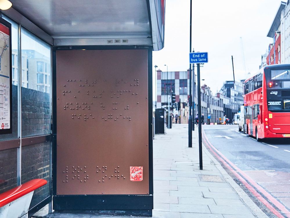 Britischer Humor auf Braille – Plakat an einer Londoner Bushaltestelle (Foto: Maltesers UK)