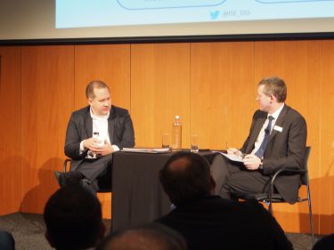 Stratacache CEO Chris Riegel und Florian Rotberg beim Fireplace Talk (Foto: invidis)