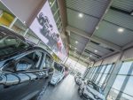 Auf dem Mega Screen können verschiedene Bildfenster zeitgleich unterschiedliche Inhalte anzeigen (Foto: Absen)