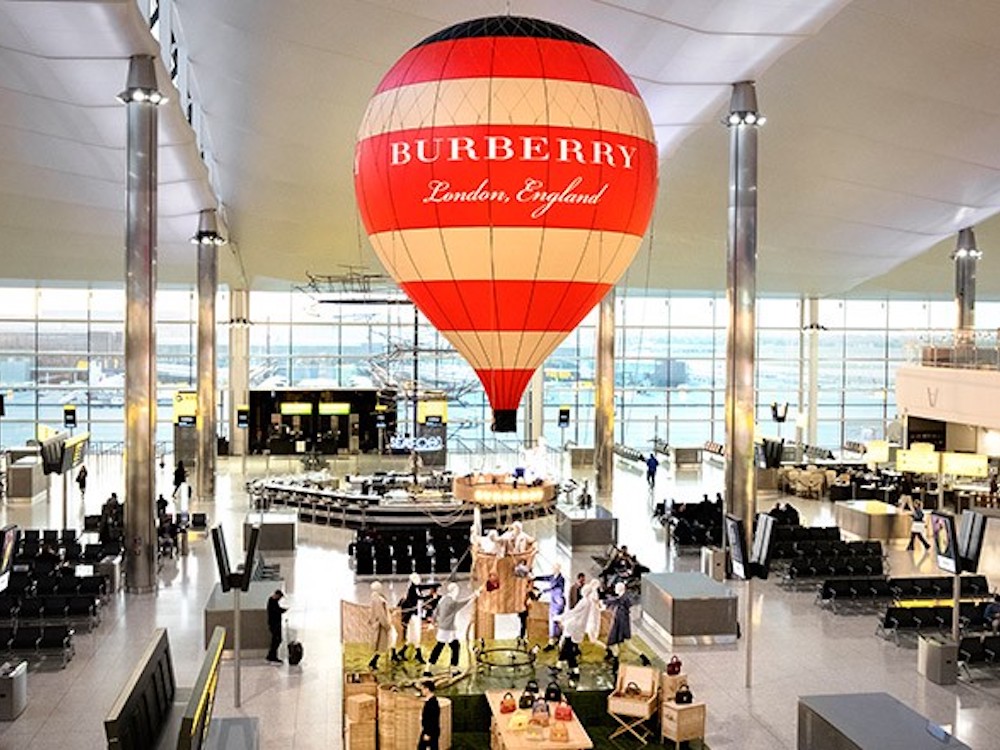 Mit diesem Pop-up Store zeigt Burberry Präsenz am Airport Heathrow (Foto: Burberry)