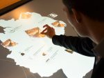 Neben den Touch Tischen können die Besucher Tablets für weitergehende Infos nutzen (Foto: Catherine Hug)