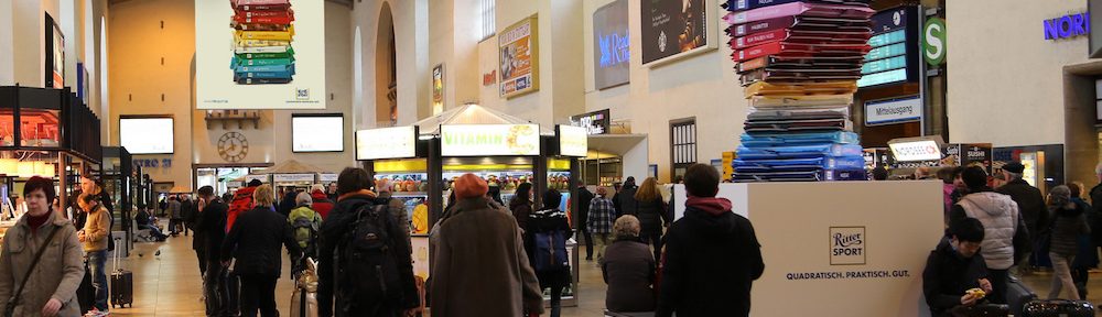 Schokoladenwerbung als Meeting Point im Bahnhof – 3D-Tafeln mit Sitzbank (Foto: Kinetic)