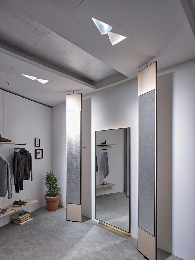 Mit Reflektoren und durchdachtem Lighting kann ein moderner Fitting Room auch dem Umsatz auf den Sprung helfen (Foto: Vitra / Ansorg)