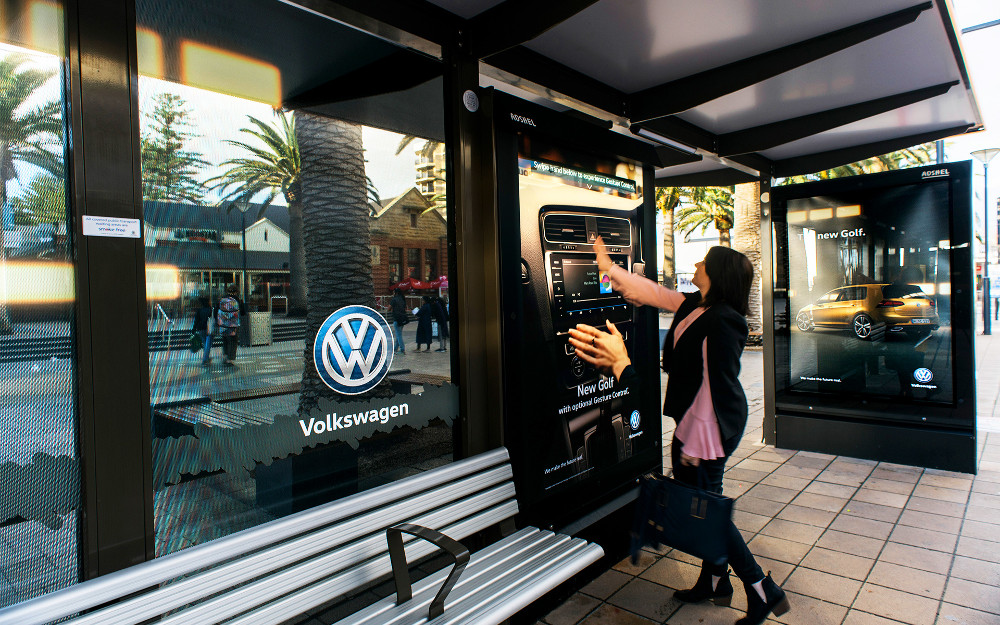 VW Australia DooH Kampagne mit Gestensteuerung (Foto: Adshel/VW)