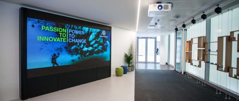 Bayer hat seine neue Zentrale in Großbritannien mit einer großen AV- Installation ausstatten lassen (Foto: Focus 21)