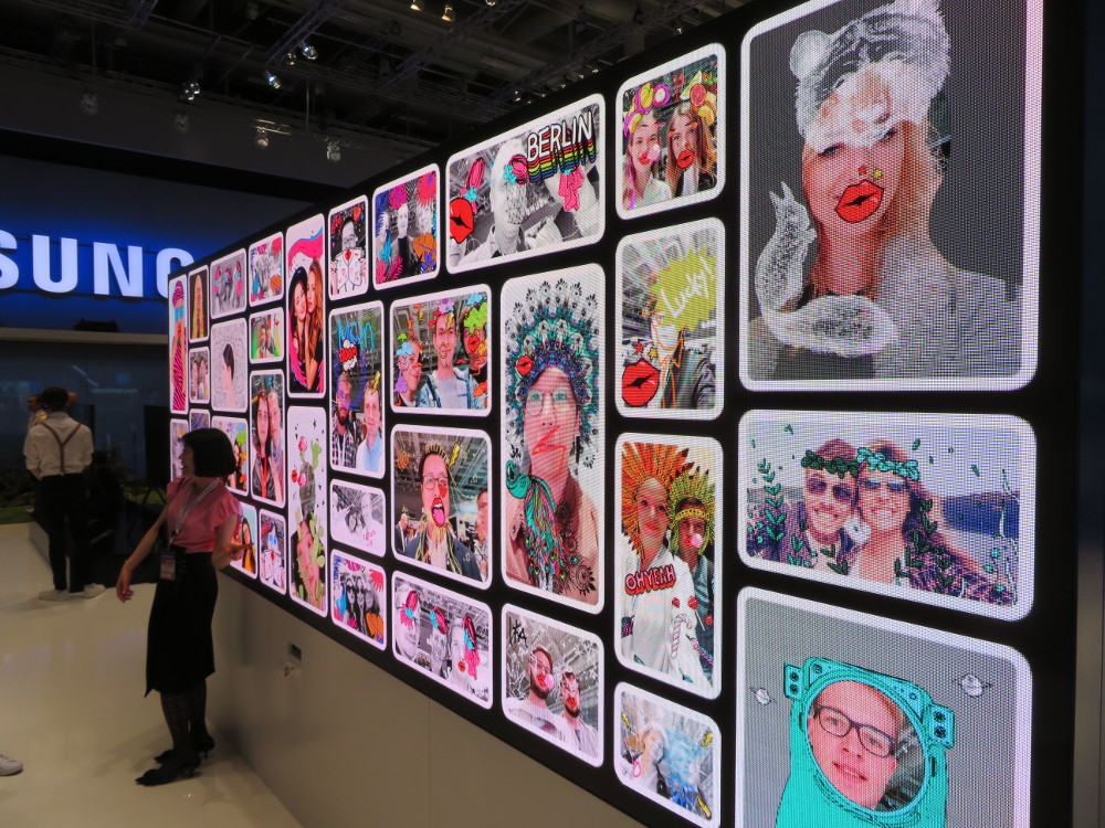 Bei Samsung läßt Besucher Selfies auf LED-Walls präsentieren (Foto: invidis)