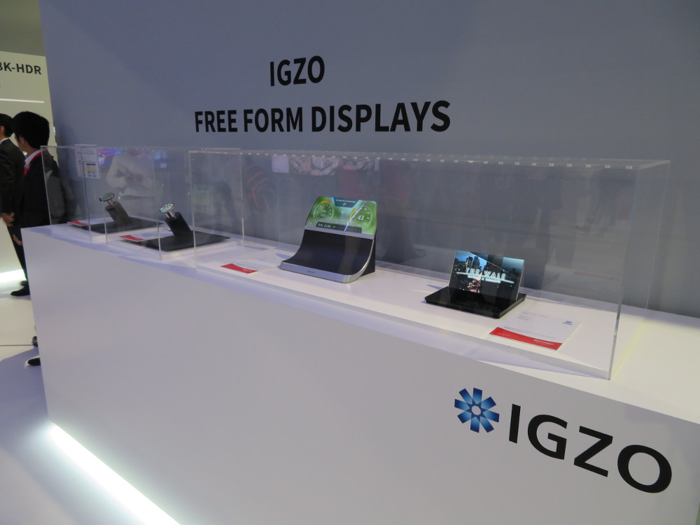 IGZO basierte Free Form Displays von Sharp - faszinierend zu sehen welche Displayformen nun verfügbar sind (Foto: invidis)