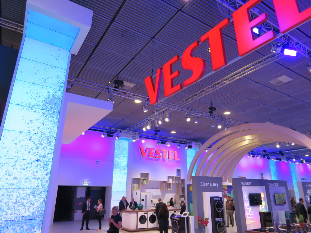 IFA 2017: Vestel ist jedes Jahr mit einem grpßen Angebot an Digital Signage auf der IFA vertreten. (Foto: invidis)