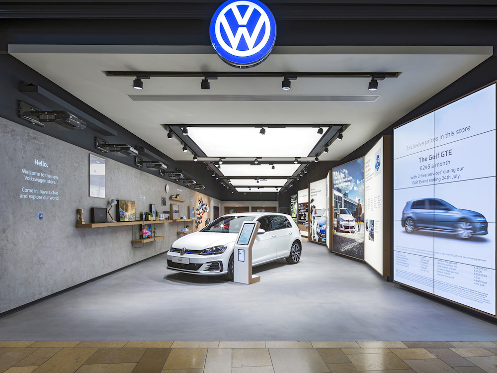 Eingangsbereich des Volkswagen Stores in Birmingham (Foto: Dalziel & Pow)