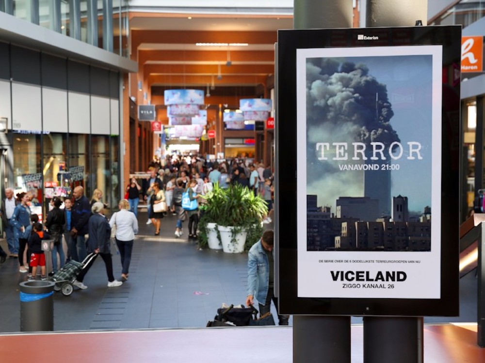 Kampagne für "Terror" auf einem DooH Screen von Exterion (Foto: Exterion Media)