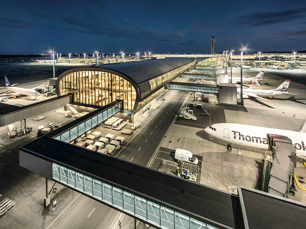 Am neuen Terminal des Airports Oslo sorgen jetzt Lösungen von Zumtobel Group für das richtige Licht (Foto: Espen Solli)