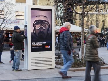 Im Einsatz als DooH Screen – imotionG6 75 double sided Outdoor Screen (Foto: Infinitus)