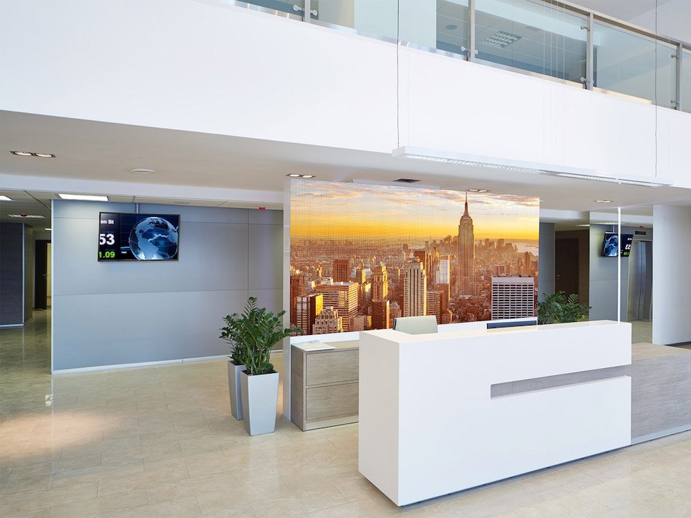 LED LiFT Indoor Screen in einer Lobby (Foto: NEC)
