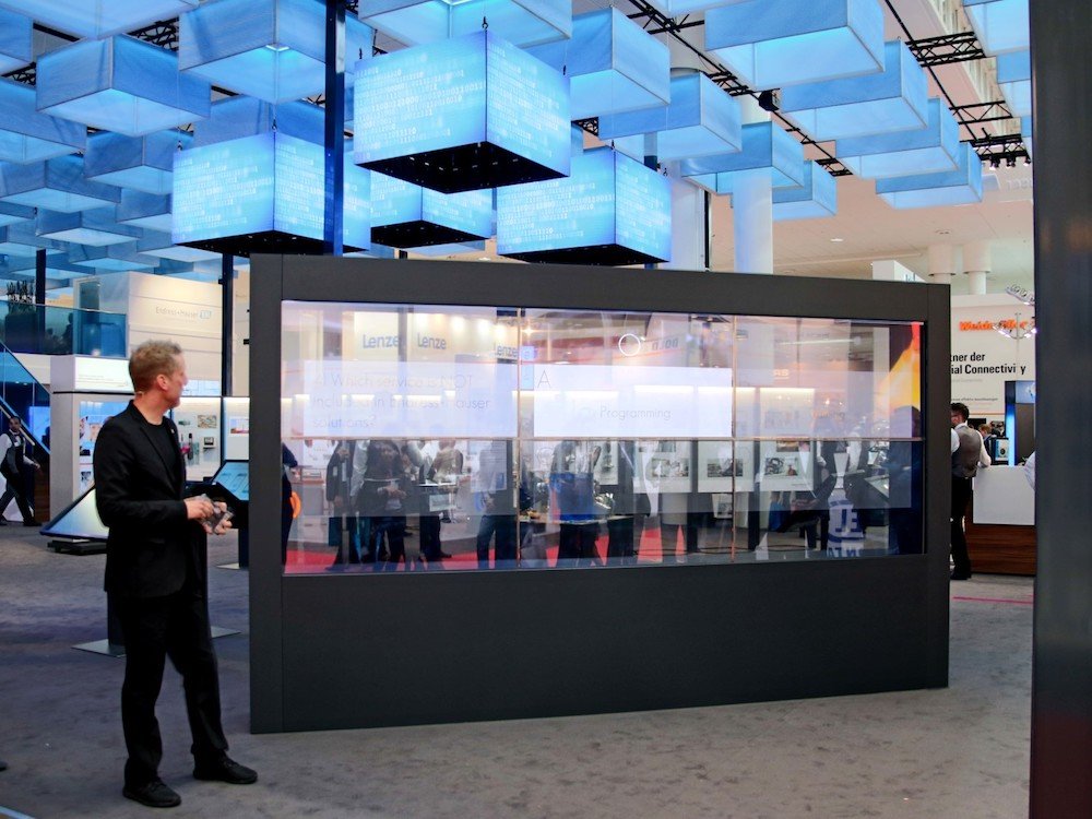 Nutzung von smartPerform mit einer transparenten OLED Wall auf einer Messe (Foto: smartPerform)