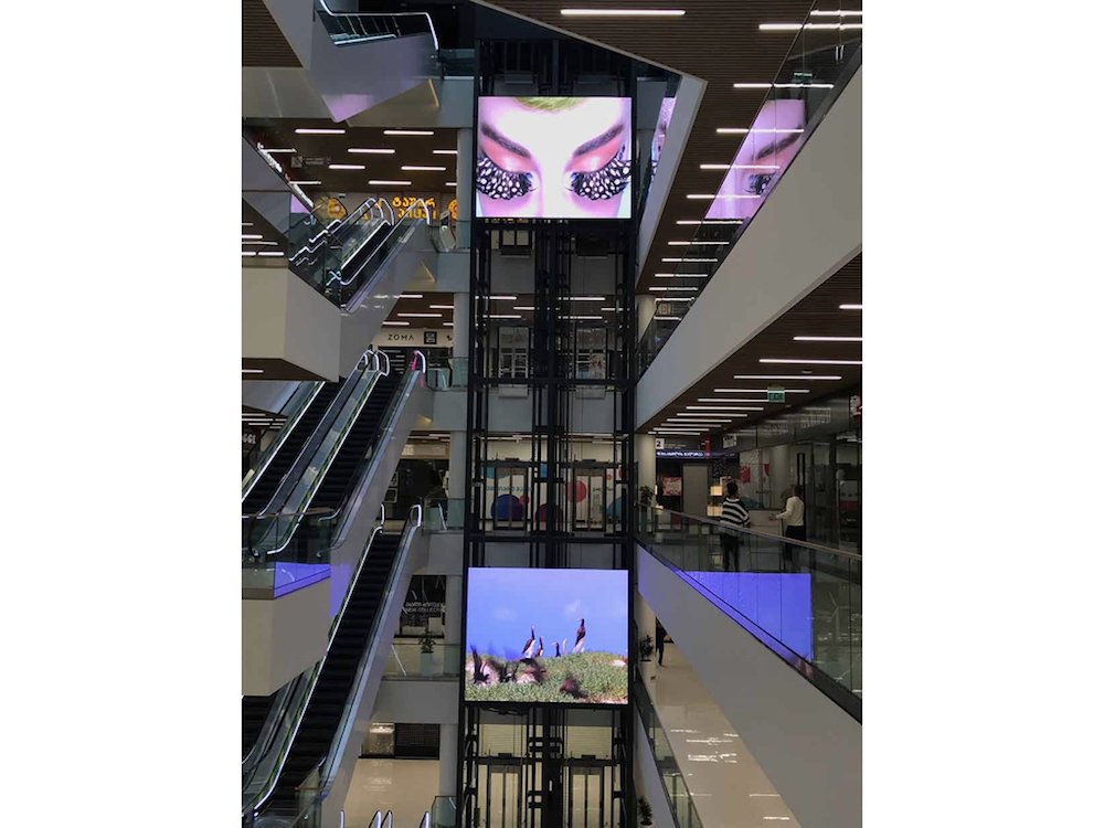 Zwei der sechs in Innenbereichen des georgischen Shopping Centres installierten LED Displays (Foto: Daktronics)