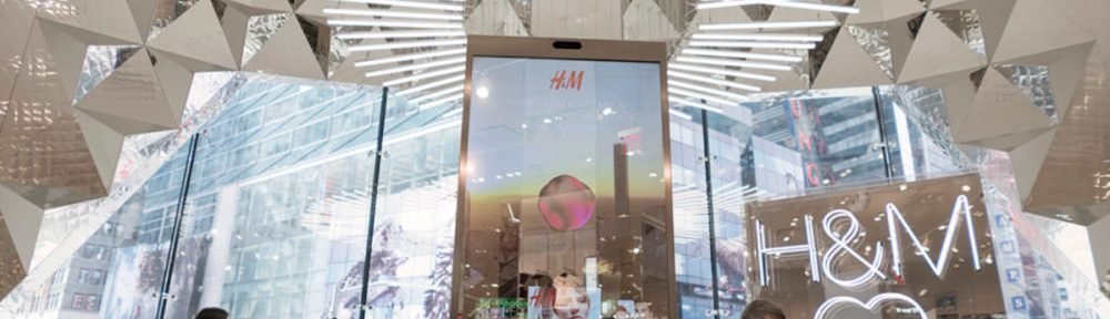 H&M Mirror Display mit Voice Control (Foto: Visualart)