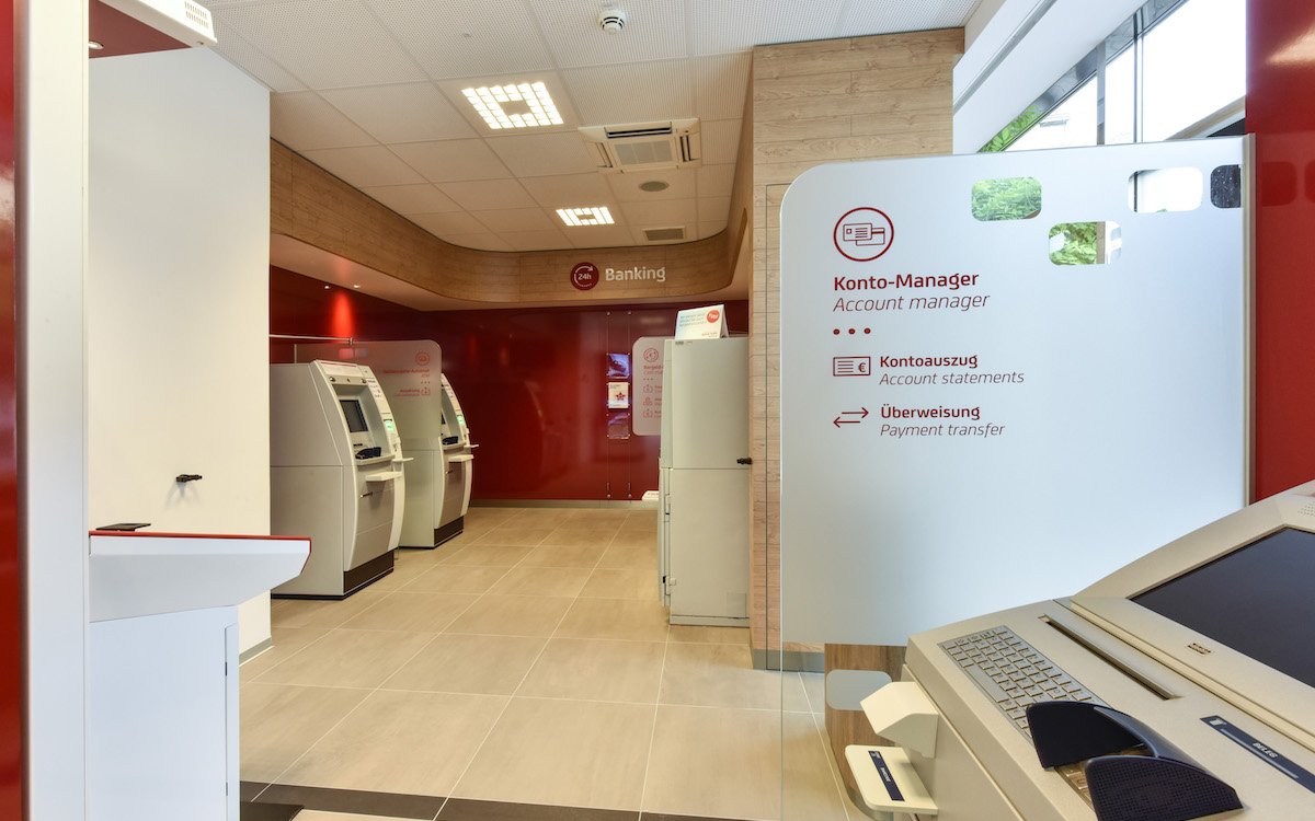 ATMs in der Flagship-Filiale der UniCredit Bank Austria in Klagenfurt (Foto: UniCredit Bank Austria)