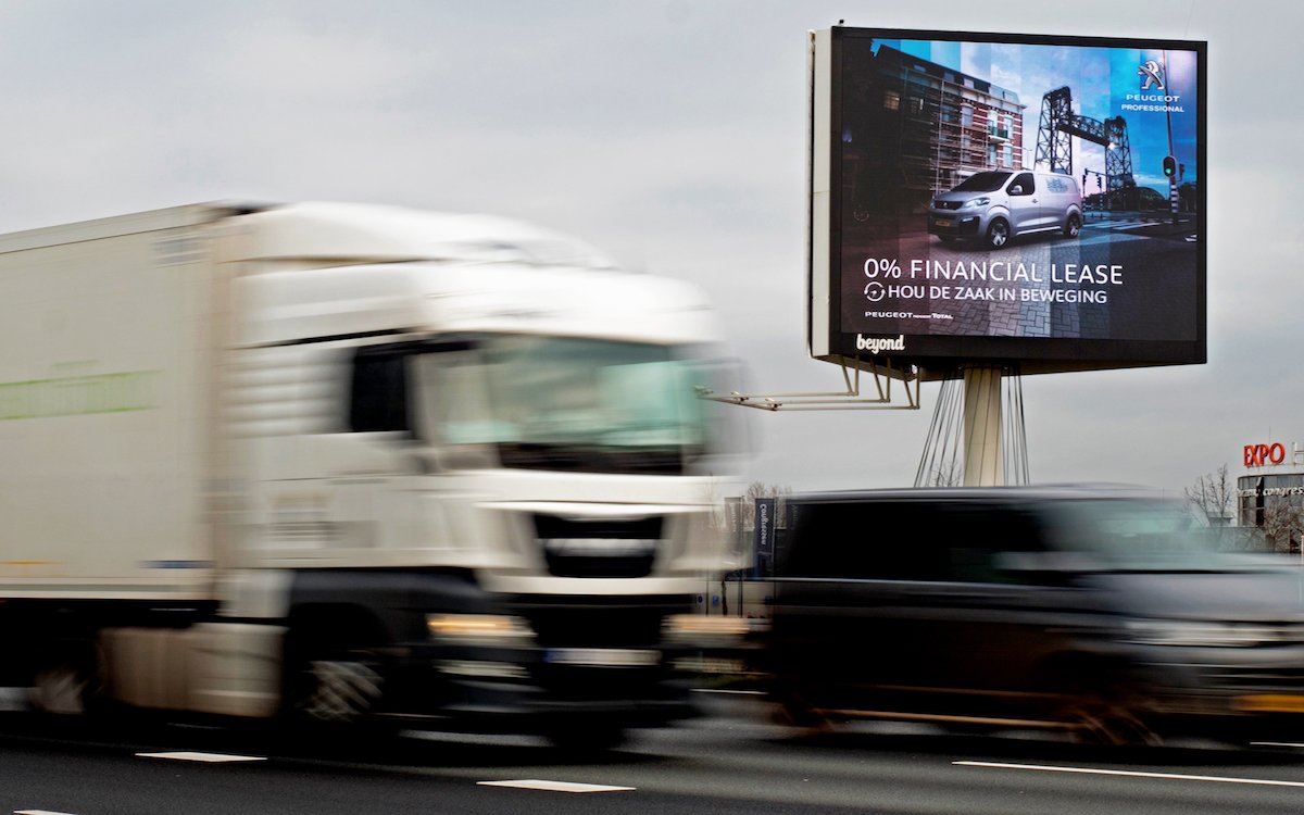 Der Werbungtreibende Peugeot bewarb seine Vans mit einer programmatischen Kampagne an niederländischen Autobahnen (Foto: Broadsign)