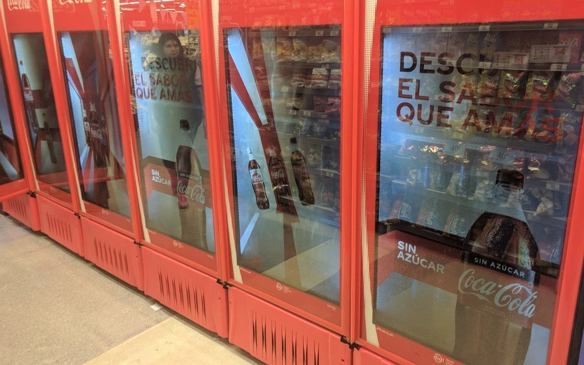 CocaCola setzt auf transparente Displays am PoS in Argentinien (Foto: invidis)