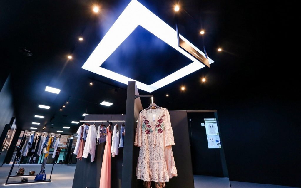 Digital Signage Alibaba präsentiert AIFashion Store of the Future