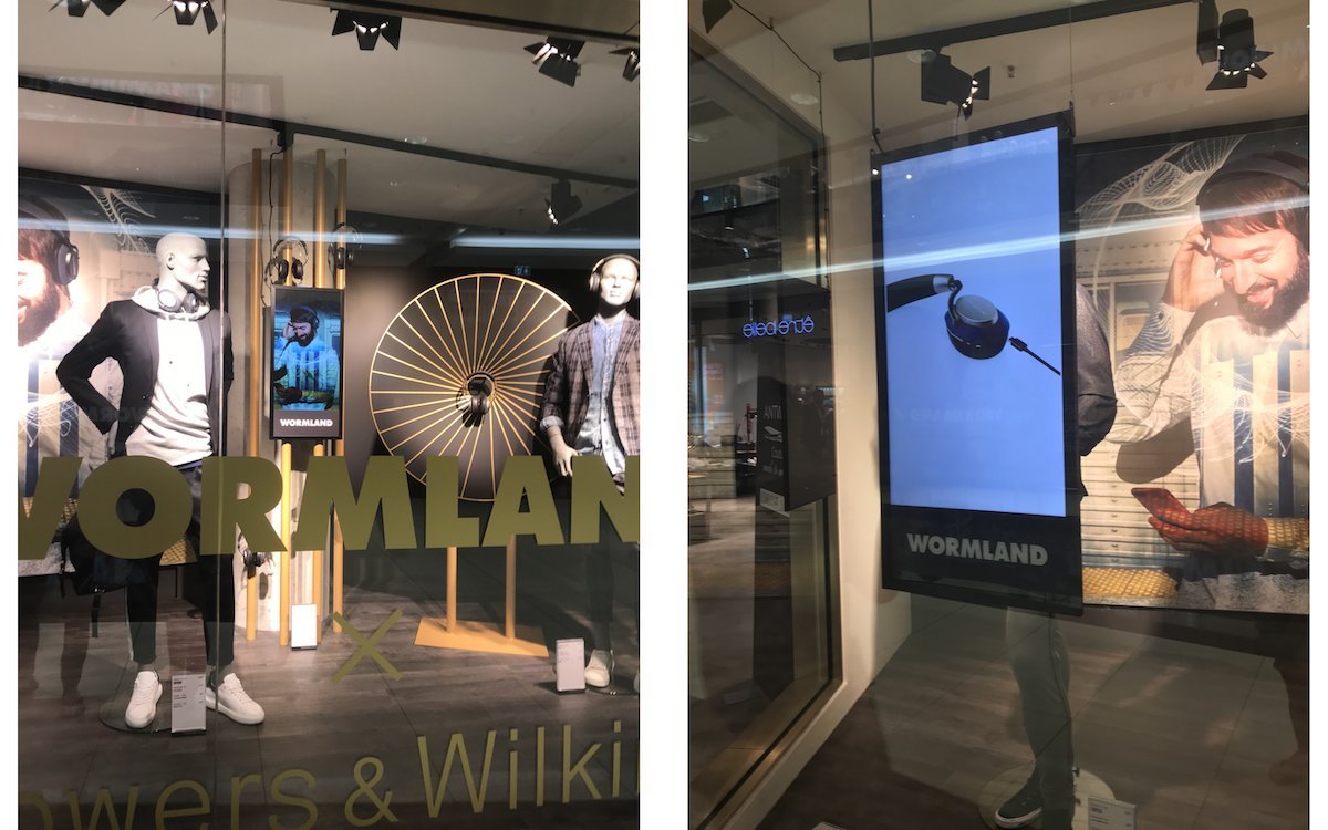 Blick auf die Digital Signage-Lösung durch das Schaufenster zur Shopping Mall (Fotos: Neo Advertising)