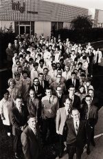 Die ersten 106 Intel-Mitarbeiter mit den Firmengründern (Foto: Intel)