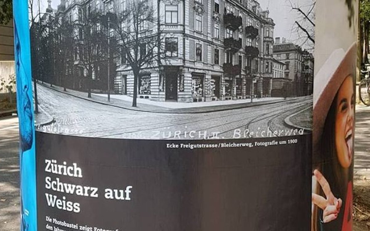 "Schwarz auf Weiss" – Werbung für die Ausstellung auf einer Litfasssäule (Foto: APG|SGA)