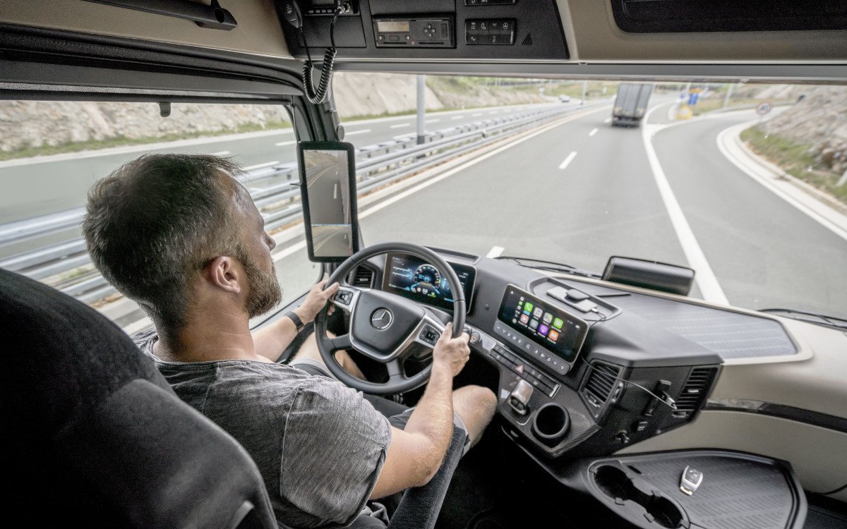 Mercedes Actros mit 15" digitalen Rückspiegel (Foto: Mercedes Benz)1