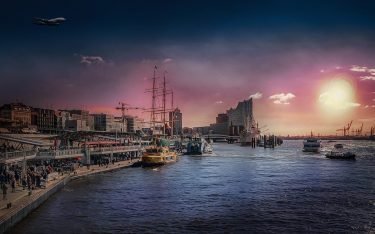 Landungsbrücken und Elbphilharmonie in Hamburg – Symbolbild (Foto: Pixabay / Tabor)