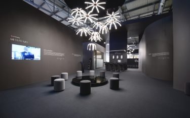 OLED-Leuchtmittel von LG Display auf einer Ausstellung in Mailand (Foto: LG Display)
