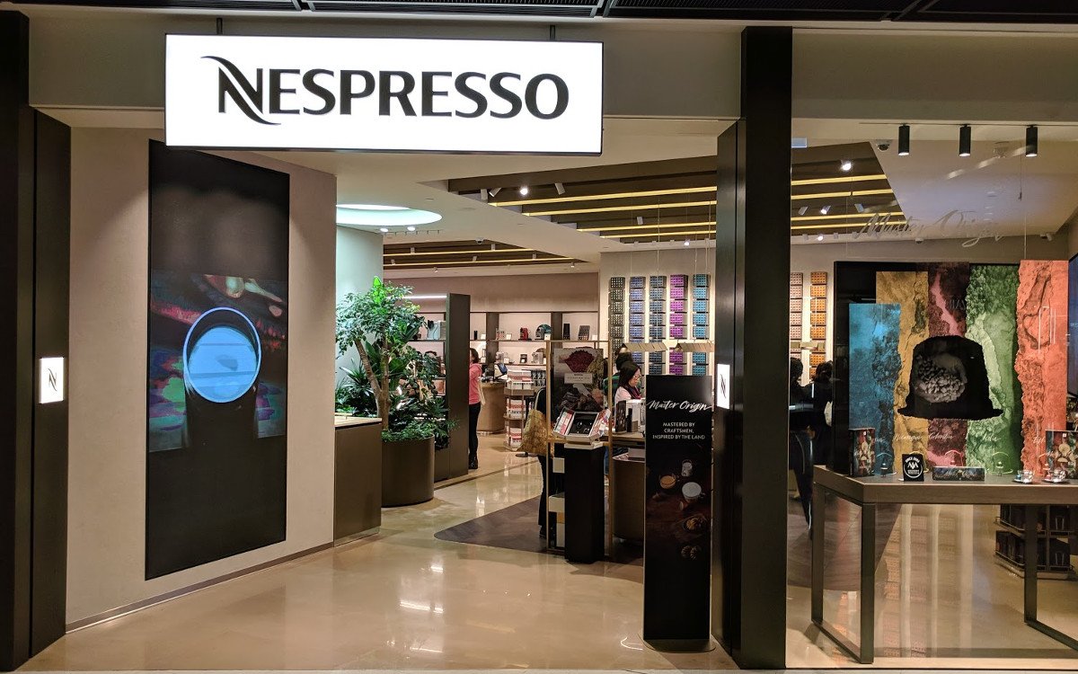 Knapper Content für große LED-Wand bei Nespresso im IFC-Store in Hongkong (Foto: invidis)