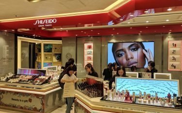 Zwei Bar-Type Displays bei Shiseido im SoGo Central (Foto: invidis)