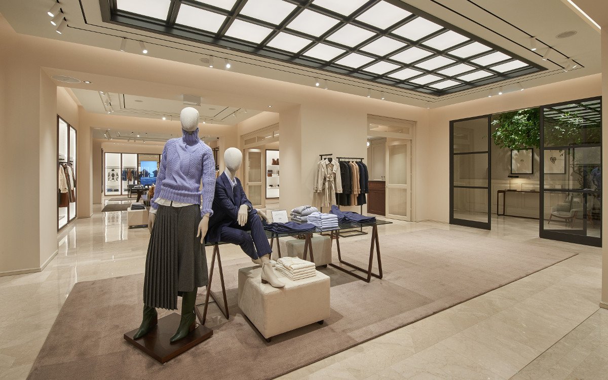 Erdgeschoss mit Kassenzone (rechts) - nur im hinteren Teil des Stores hat Massimo Dutti Screens integriert (Foto: inditex)