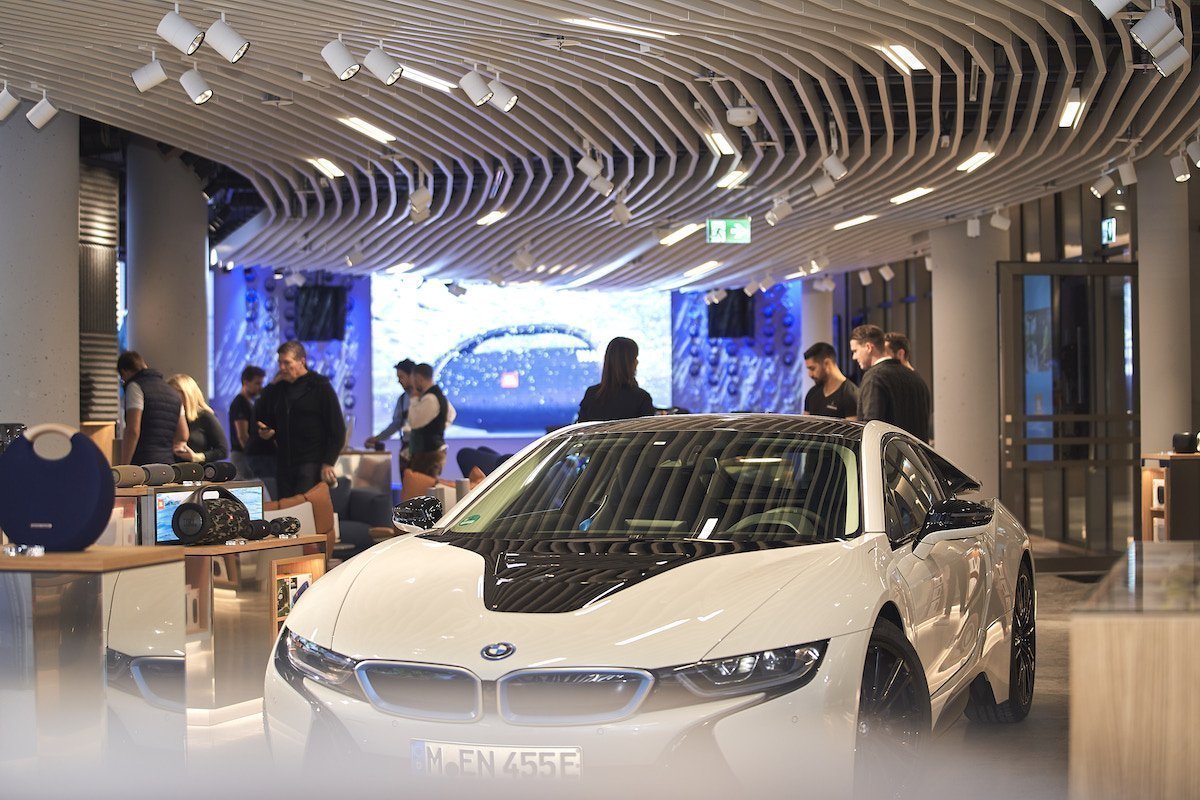 Aktuell sind auch Fahrzeuge von BMW in dem Store zu sehen (Foto: Harmann)